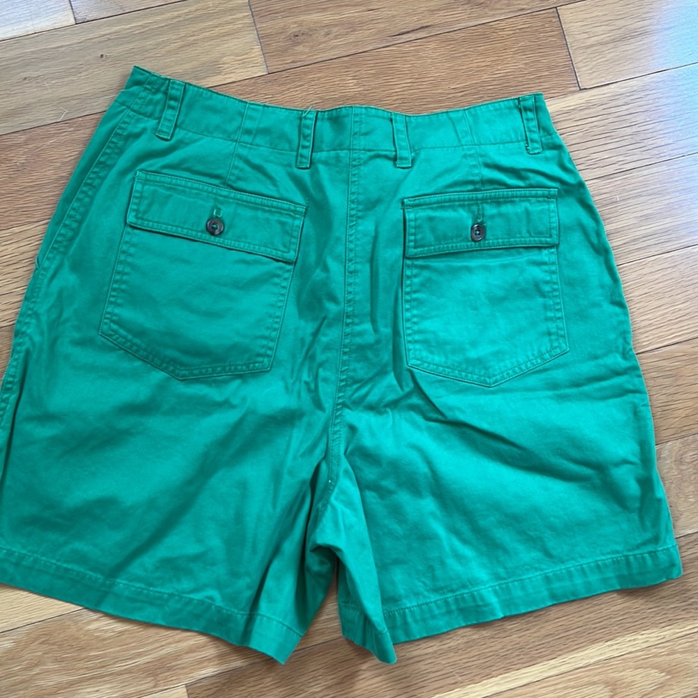 Shorts apple green color, Jones New York size 12 but likely for 10, high waisted - Picture 5 of 5